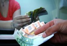 Cursul a scazut usor sub 4,49 lei/euro