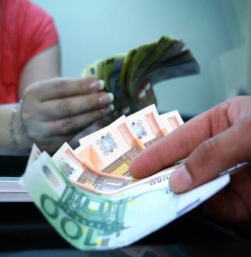 Cursul a scazut usor sub 4,49 lei/euro