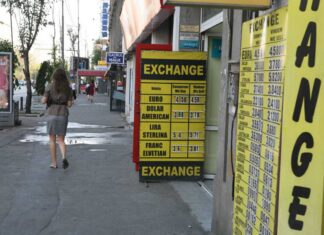 Cursul influentat de ruperea USL! A urcat la 4,5200 lei/euro