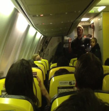 Pasagerii unei curse Ryanair au fost sechestrati de echipaj in avion!