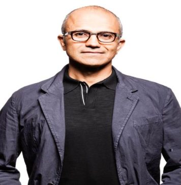 Microsoft l-a ales pe veteranul Satya Nadella ca director general