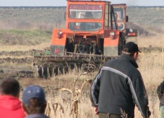 Cum e cea mai proasta zi de munca pentru cel mai ghinionist tractorist din lume! VIDEO