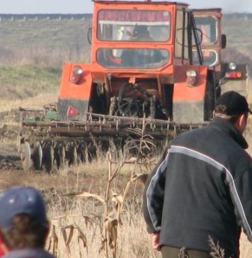 Cum e cea mai proasta zi de munca pentru cel mai ghinionist tractorist din lume! VIDEO