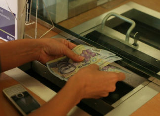 Cursul a coborat pentru prima oara la 4,44 lei/euro in cinci luni!