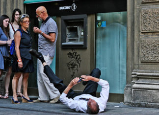 Ce se intampla daca incerci sa jefuiesti persoanele de la ATM! VIDEO